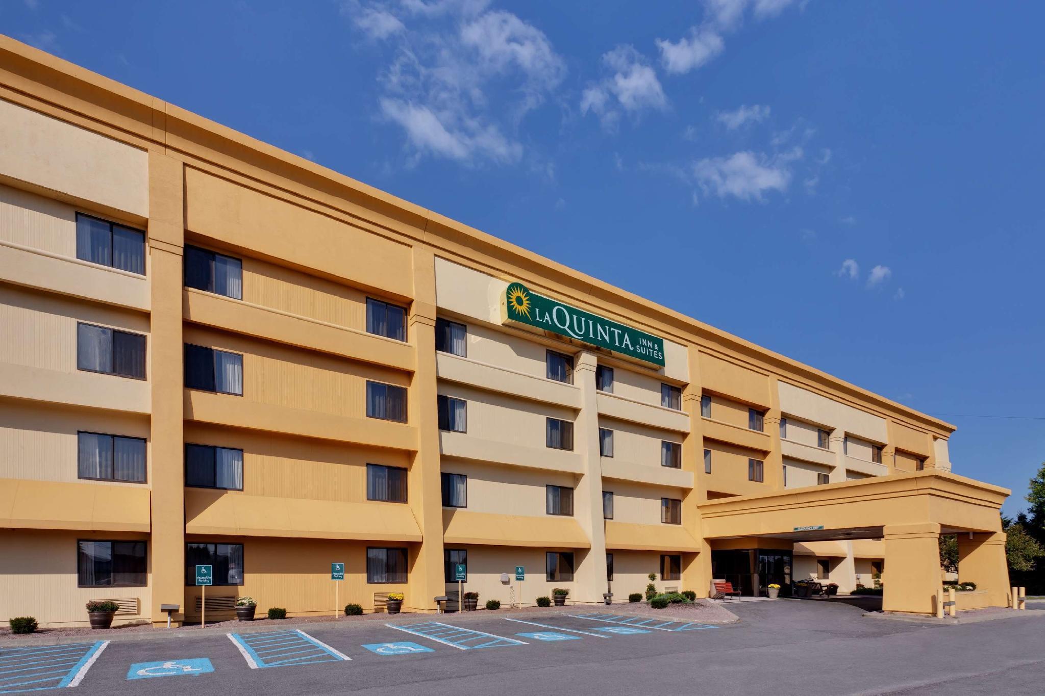 La Quinta By Wyndham Plattsburgh Hotel Exterior photo