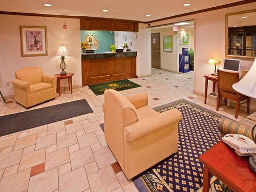 La Quinta By Wyndham Plattsburgh Hotel Interior photo